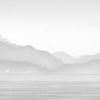Papel pintado Annecy y su tranquilo lago en blanco y negro