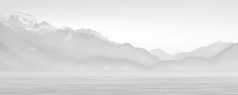Papel pintado blanco y negro de Annecy y su apacible lago