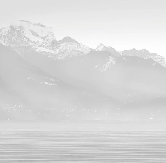 Papel pintado Annecy y su tranquilo lago en blanco y negro