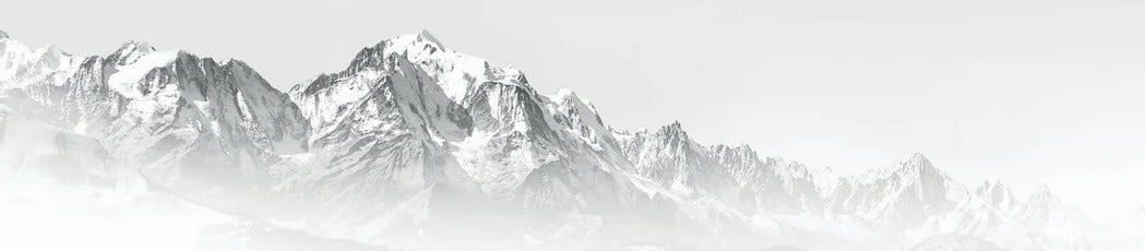Papel pintado blanco y negro Mont Blanc en la niebla
