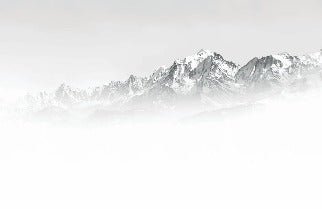 Papel pintado blanco y negro Mont Blanc en la niebla