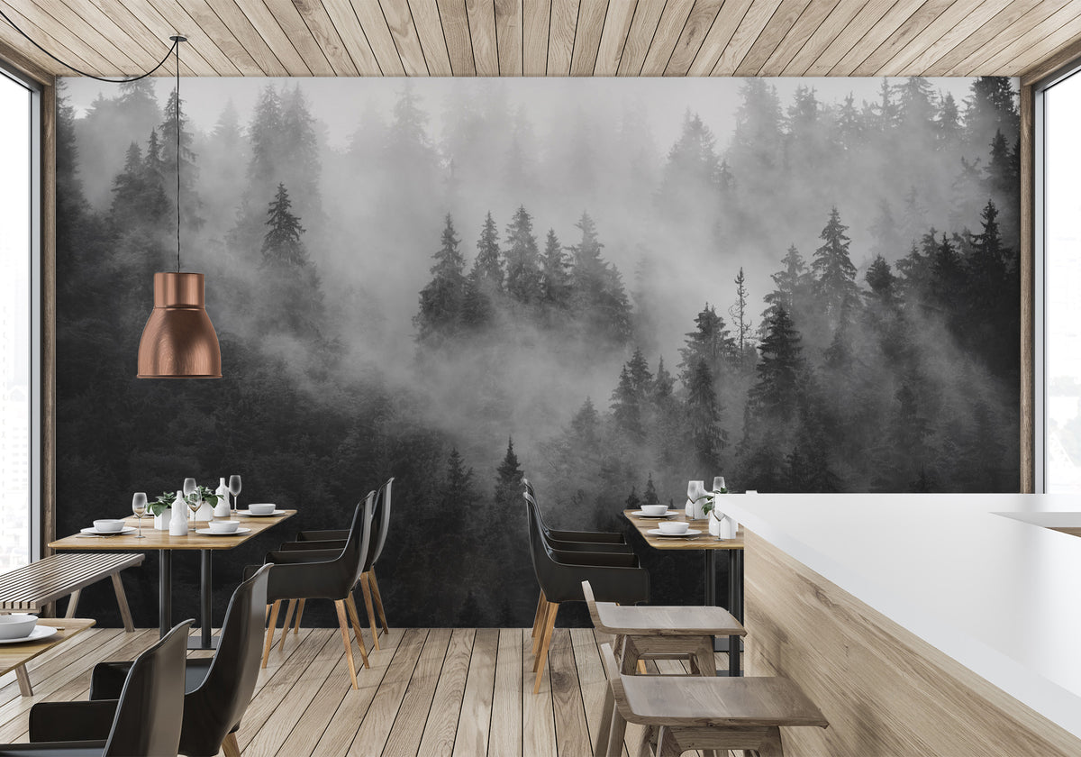 Papel pintado de bistro con bosque brumoso en blanco y negro