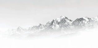 Papel pintado blanco y negro Mont Blanc en la niebla