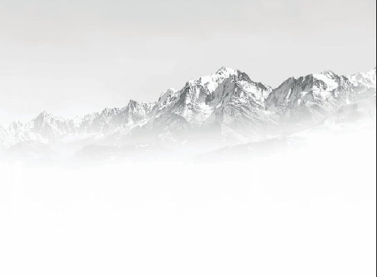 Papel pintado blanco y negro Mont Blanc en la niebla