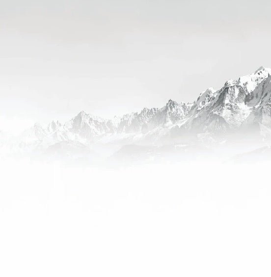 Papel pintado blanco y negro Mont Blanc en la niebla