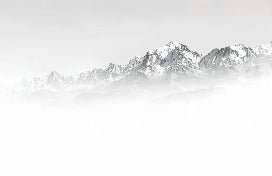 Papel pintado blanco y negro Mont Blanc en la niebla