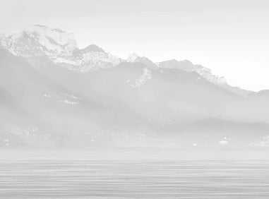 Papel pintado blanco y negro de Annecy y su apacible lago