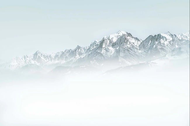 Fondo de Mont Blanc en la niebla