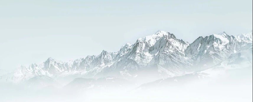Fondo de Mont Blanc en la niebla
