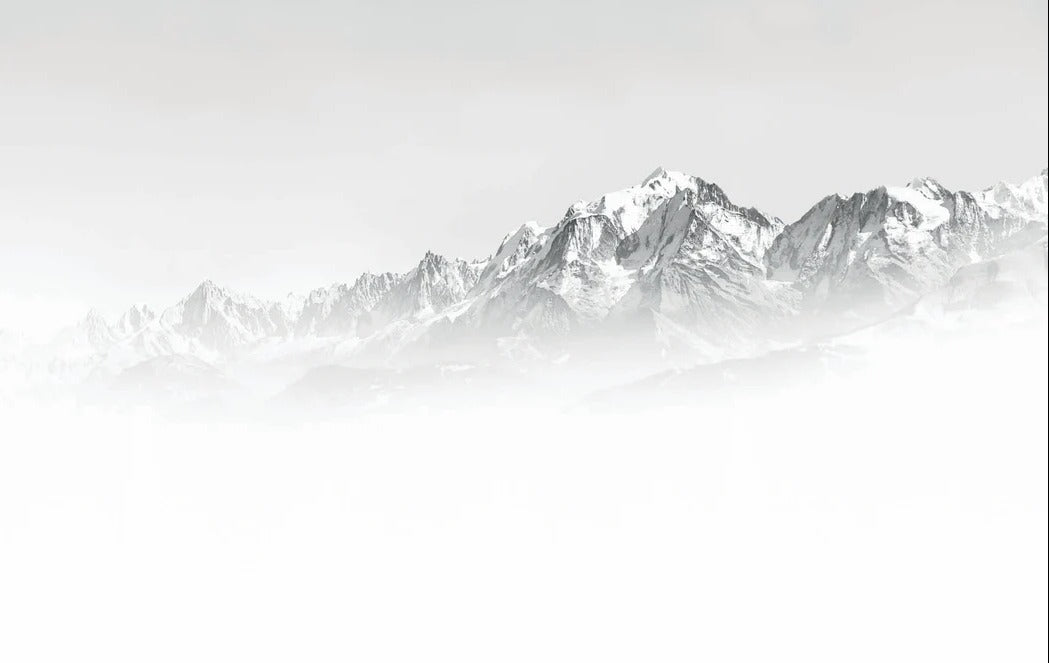 Papel pintado blanco y negro Mont Blanc en la niebla