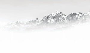 Papel pintado blanco y negro Mont Blanc en la niebla