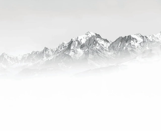 Papel pintado blanco y negro Mont Blanc en la niebla