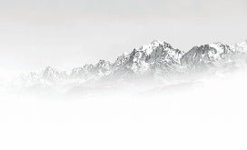 Papel pintado blanco y negro Mont Blanc en la niebla
