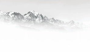 Papel pintado blanco y negro Mont Blanc en la niebla