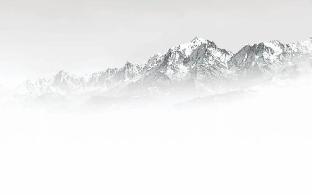 Papel pintado blanco y negro Mont Blanc en la niebla