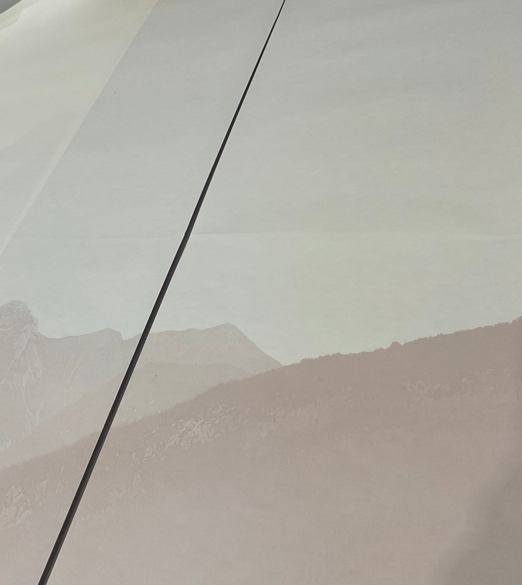 Papier peint Annecy et son lac paisible beige - H260cm x L550cm - Matière Softouch, XXL, tendance