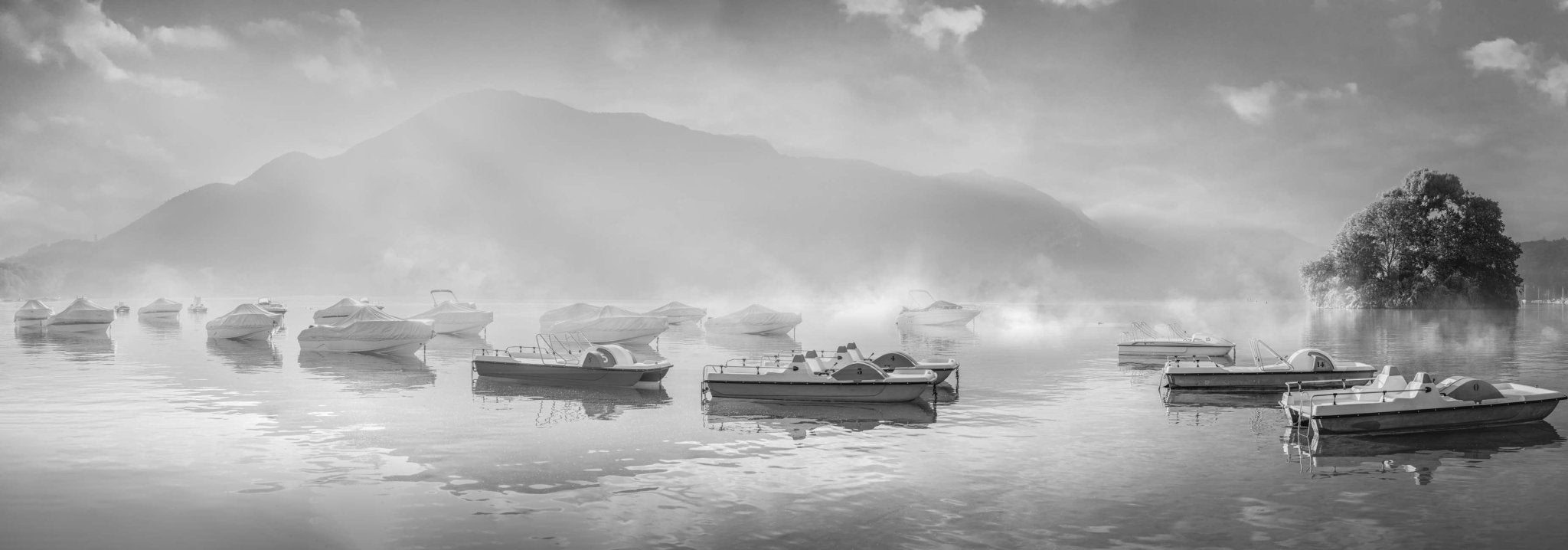 Papier peint restaurant un matin frais au lac d'Annecy noir et blanc, XXL, tendance