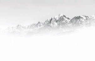 Papel pintado blanco y negro Mont Blanc en la niebla