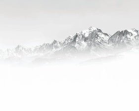 Papel pintado blanco y negro Mont Blanc en la niebla