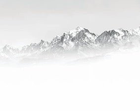 Papel pintado blanco y negro Mont Blanc en la niebla