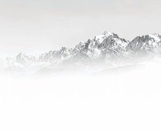 Papel pintado blanco y negro Mont Blanc en la niebla