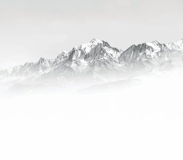 Papel pintado blanco y negro Mont Blanc en la niebla