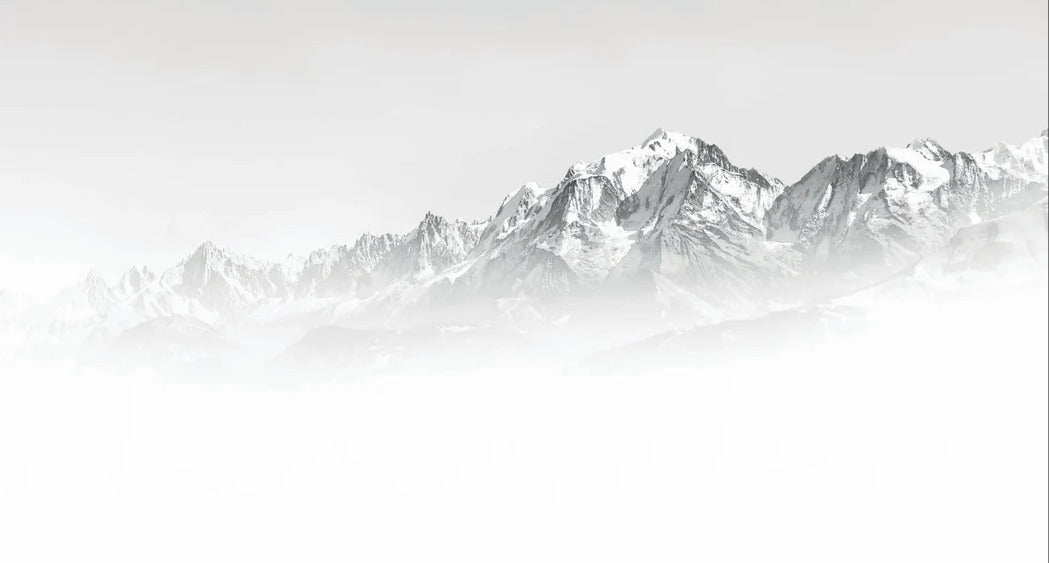 Papel pintado blanco y negro Mont Blanc en la niebla