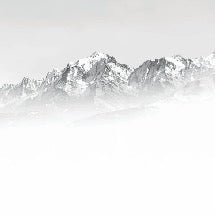 Papel pintado blanco y negro Mont Blanc en la niebla