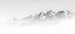 Papel pintado blanco y negro Mont Blanc en la niebla