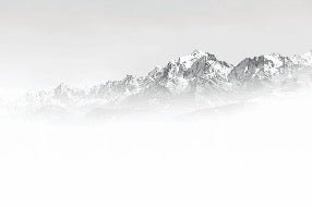 Papel pintado blanco y negro Mont Blanc en la niebla