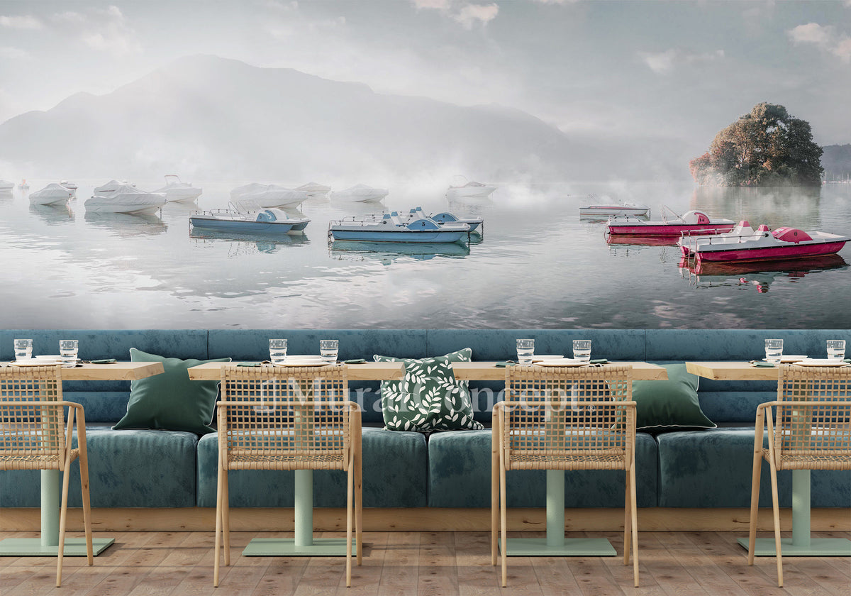Papel pintado para un restaurante en una mañana fresca en el antiguo lago de Annecy